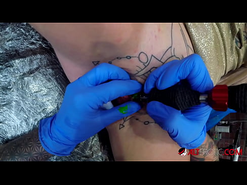 ❤️ La bomba Sully Savage, molt tatuada, es va tatuar al clítoris ❤❌ Porno anal al ca.porno24-7.ru ️❤